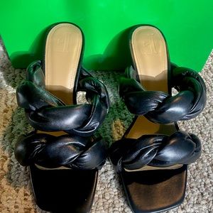 Trendy square toe, Bottega look, Size 38 Flattered black heels. Worn once.